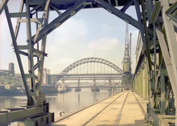 Vista del Tyne Bridge dal Quayside, Newcastle upon Tyne, luglio 1960